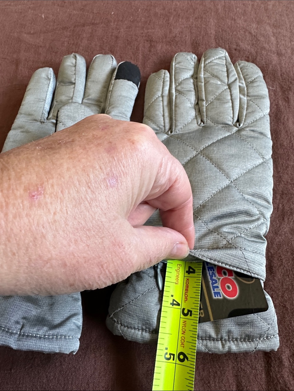 Eddie Bauer Quilted Silver Warm Gloves. 2 Hidden zip pockets & Touchscreen tech - Picture 5 of 16